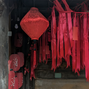 โคมไฟไหมเวียดนามสีแดง ทำด้วยมือจากผ้า ตกแต่งแสงไฟสำหรับงานเทศกาล งานแต่งงาน งานปาร์ตี้ ของตกแต่งแขวนประดับ - Product Image 2