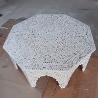 Table basse de style marocain avec incrustation de nacre, motifs traditionnels du Maroc