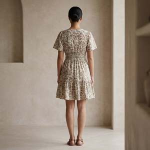 Vestido Corto Elástico de Algodón con Estampado Floral Verde Oliva para Mujer, con Tela Ligera y Estilo Moderno - Product Image 2
