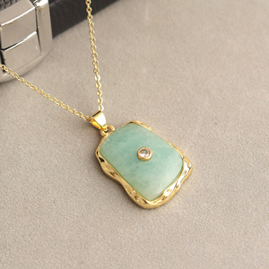 Colgante de piedra semipreciosa, amazonita natural con incrustaciones de circonita cúbica, textura metálica, marco de metal, collar llamativo chapado en oro. - Product Image 3