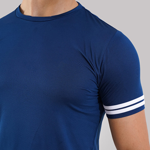 เสื้อยืดออกกำลังกายผู้ชาย OEM โพลีเอสเตอร์ยืดหยุ่น ระบายอากาศได้ดี สวมใส่สบาย น้ำหนักเบา เหมาะสำหรับการฝึกซ้อมฟิตเนส - Product Image 5