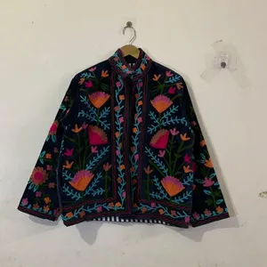 Veste en velours brodée de fleurs bohèmes pour femmes, inspirée du style Suzani traditionnel, col montant, vêtement d'extérieur artisanal tendance - Product Image 1