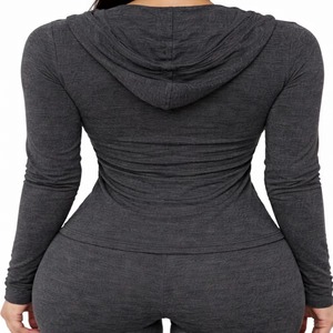 Ensemble de survêtement gris foncé pour femme avec veste zippée à capuche et poches latérales, pantalon évasé, coupe décontractée ample, idéal pour l'automne - Product Image 5