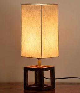 Lámpara de Mesa de Madera con Pantalla Rectangular de Tela Beige, Diseño Minimalista - Product Image 1