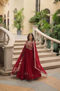 Conjunto de Vestido Étnico Bordado de Lujo para Mujer, Morado y Rojo, Diseño Fluido para Fiestas, Estilo Anarkali, Traje Festivo para Bodas - Product Image 1