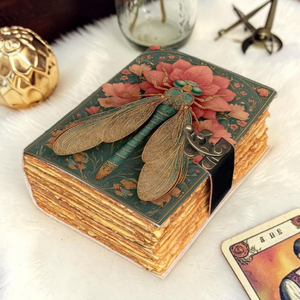 Carnet en cuir Libellule fait main, motif botanique floral, avec fermoir antique, pour écriture, cadeau pour les amateurs de jardin et de nature - Product Image 2