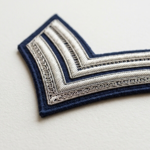 Badge brodé de luxe bleu marine à motif étoilé, forme bouclier, taille personnalisable - Product Image 2