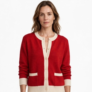 Cardigan en tricot classique rouge pour femme, personnalisé OEM, en mélange de laine, avec poches et bordure crème, col en V, manches longues - Product Image 1
