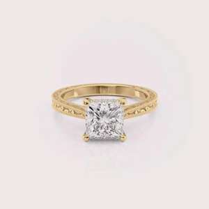 Bague de fiançailles en or jaune/blanc/rose 9 carats avec diamant de laboratoire taille princesse et bande gravée vintage - Product Image 6