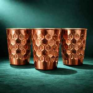 Vaso de cobre martillado con diseño de panal de abeja, textura geométrica, artesanía en metal, vajilla distintiva para el hogar y el bar. - Product Image 1