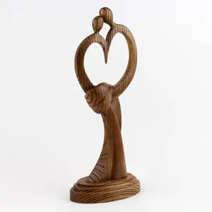 Sculpture en bois « Amour sincère » : Statuette romantique de couple en bois pour tables et bureaux - Product Image 5