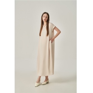 เดรสลำลองผ้าไหมซาตินทอลายทางเรียบง่าย ทรงมิดิ คอวี แขนสั้น ระบายอากาศได้ดี ทรงหลวม มีกระเป๋า  ย้อมสีพื้นเรียบง่าย สไตล์มินิมอล - Product Image 1