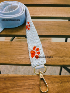 Correa de Bolso Hecha a Mano, Ecológica, Ligera, Segura y Moderna con Cuentas de Estrella y Huella de Pata - Correa de Bolso de Cuentas Blancas con Diseño Naranja - Product Image 4