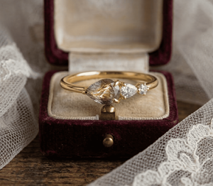 Anillos de Lujo con Tres Piedras de Cristal y Diamantes CZ para Mujer, Acero Inoxidable, Chapado en Oro de 18k, Banda Geométrica, Regalo - Product Image 2
