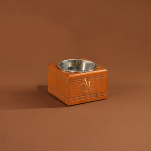 Brûleur d'encens carré moderne en bois avec bordure sculptée et insert en métal amovible pour ajouter une touche au décor de n'importe quel espace de vie - Product Image 1