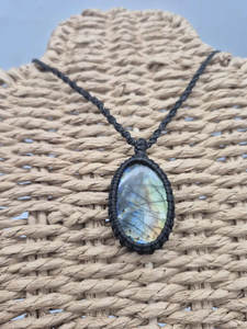 สร้อยคอทำมือแบบมาคราเม่ รูปทรงลูกแพร์ จี้คริสตัลธรรมชาติ สายปรับได้ สีดำ สไตล์โบโฮ คริสตัลบำบัด ของขวัญแต่งงาน - Product Image 4