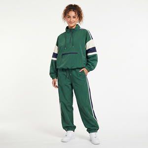 Ensemble de survêtement sportif coupe ample avec fermeture éclair sur le côté, coupe-vent, 100 % polyester et nylon respirant, pantalon et veste, fabrication OEM personnalisée - Product Image 1