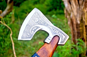 Axe Viking à barbe faite à la main par A&M ENTERPRISES avec tête en acier gravée en profondeur, manche en bois enveloppé de cuir noir tressé - Product Image 3