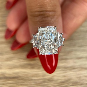 Anillo de Compromiso de Tres Piedras con Diamante Cultivado en Laboratorio de Corte Radiante de 8.60 Quilates _ Piedras Laterales Cadillac _ Certificado IGI _ Oro de 18k - Product Image 4