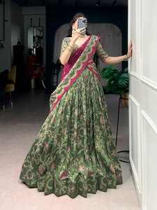 Elegante Lehenga Choli Tradicional Estampado, Seda Tussar Premium, Traje Nupcial y Festivo, Hecho a Mano, Atuendo Étnico Indio para Novia - Product Image 4