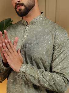 Pyjama Kurta en coton Khadi lourd de qualité supérieure pour homme Vantara avec broderie ethnique et travail au miroir, et Chudidar semi-coton pour tenue de mariage - Product Image 4