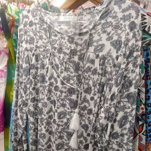 Chemisier élégant monochrome pour femme, style paysanne, imprimé toile étoilée noir et blanc, en satin, boutonné, manches ballon, col à nouer avec pompons - Product Image 1