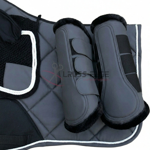 Conjunto profesional de equipo para salto ecuestre: almohadilla contorneada para silla de montar, botas de salto con frente abierto y gorro antimoscas de ganchillo hecho a mano - Product Image 3