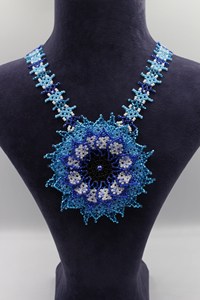 Collier léger ethnique et artisanal en perles bleues motif tournesol, ras-de-cou en perles de verre pour anniversaire, tenue de soirée - Product Image 3