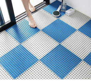 Baldosas de PVC entrelazadas de 11.8" x 11.8" con orificios de drenaje, tapete de PVC suave - Product Image 3