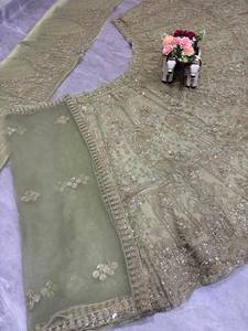 ชุดเลเฮนกาผ้าออร์แกนซ่าทรงเอไลน์ประดับเลื่อมสีเบจ พร้อมเสื้อปักลายเปิดหลังยาวกรอมพื้น ผ้าคลุมไหล่แบบไขว้คอ - Product Image 3