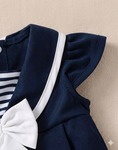 Vestido de fiesta náutico a rayas para niñas pequeñas con lazo decorativo, silueta en A sin mangas con mangas casquillo con volantes - Product Image 2