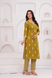 Elegante Conjunto de Kurta de Algodón Estampado Verde Oliva para Mujer con Pantalones Palazzo, Estilo Indio Tradicional Informal para Todas las Temporadas, Corte Regular - Product Image 3