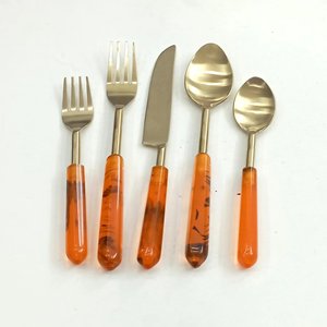 Ensemble de couverts en métal style vintage, finition or PVD, avec manche en résine blanche, pour la maison et les hôtels, ensembles de couverts pour manger - Product Image 3