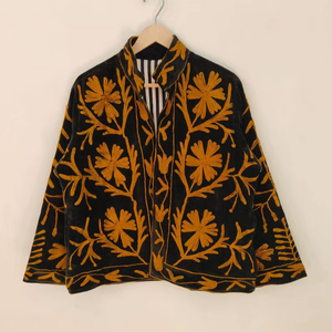 Veste Suzani en velours noir brodée à la main, motif floral moutarde, style folklorique bohème, faite à la main, ethnique, courte, vêtement d'extérieur tendance - Product Image 1
