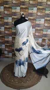 Elegante Sari de satén púrpura con diseño negro abstracto Ropa festiva india de seda a la moda para mujeres con trabajo estampado - Product Image 3