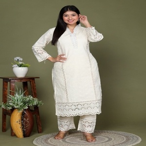 Conjunto de Kurta Tradicional de Algodón Blanco Elegante para Mujer NIYANI, con Bordado Schiffli y Detalles de Encaje en la Dupatta, Estilo Étnico para Bodas y Diwali - Product Image 5