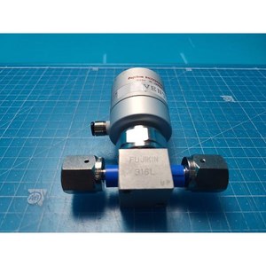 Vanne à diaphragme manuelle FUJIKIN 316L 021362 utilisée comme pièce détachée pour équipement semi-conducteur Legacy - Product Image 1