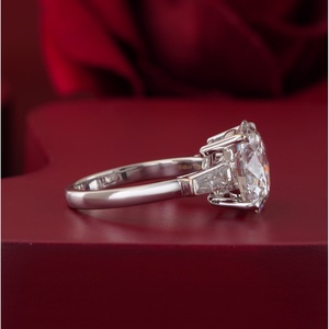 Bague en or blanc 14 carats avec 3 diamants taille émeraude VVS1-VVS2 et baguette conique, 5,00 CT - Product Image 2