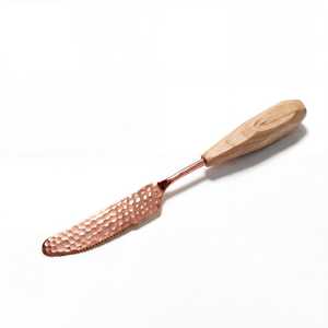 มีดเนยทองแดงพร้อมด้ามไม้ ขอบหยัก ผิวแบบตอกลาย อุปกรณ์ครัว 1 ชิ้น - Product Image 2
