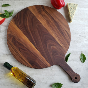 Planche à découper en bois rustique avec poignée pratique pour une utilisation sur table, par HF Crafts - Product Image 1
