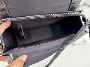 Bolso Bandolera de Piel Genuina DEV EXPORT con Solapa, Diseño Floral y Patrón a Cuadros para Mujer - Product Image 6