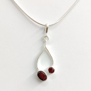 Pendentif double pierre grenat en argent sterling, design minimaliste, bijoux élégants faits à la main - Product Image 3
