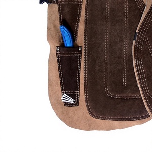Delantal de equitación ligero de cuero genuino marrón de lujo personalizable con cinturón bordado, diseño unisex - Product Image 4