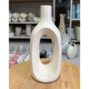 Vase en céramique creux en forme de donut, moderne et minimaliste, ovale, pour fleurs, en porcelaine mate mouchetée, centre de table pour la décoration intérieure - Product Image 1