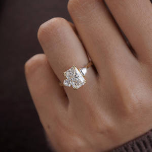 Anillo de compromiso de tres piedras de corte radiante, Moissanite de corte de trillón lateral, ajuste de punta de doble garra de oro amarillo de 14K para aniversario - Product Image 1