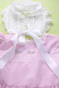 Vestido de niña estilo heredado con gorro de encaje |   Vestido de Algodón con Ribete de Encaje Vintage |   Vestido de Bautizo de Boutique, Venta al Por Mayor OEM - Product Image 4