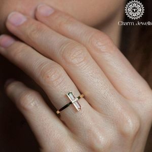 Bague de fiançailles classique pour femme en or rose plaqué or 18 carats avec moissanite taille coussin et sertissage à griffes - Product Image 6