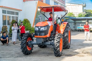 Tractor de Ruedas Kubota M6040 de 60HP, 4WD, Diésel, de Alta Resistencia y Eficiencia para Agricultura - Product Image 2