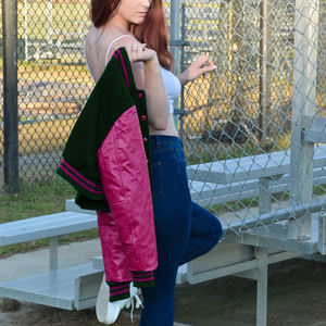 Chaqueta Corta Estilo Universitaria para Mujer, Color Negro y Granate, Estilo Bomber, Mangas de Cuero Sintético, Ropa Exterior Informal, Moda Urbana para Mujer - Product Image 4