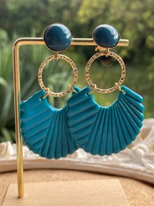Boucles d'oreilles en résine de qualité supérieure, robustes, couleur unie, personnalisables, vente en gros directe usine - Product Image 3
